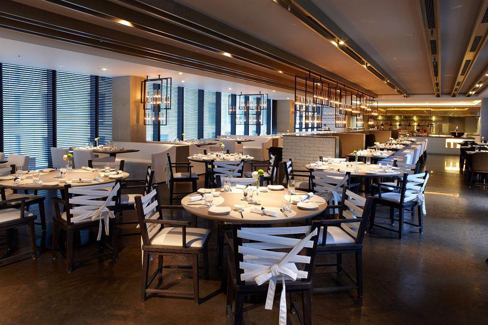 Hotel Humble House Taipei, Curio Collection By Hilton Esterno foto Interior of the restaurant