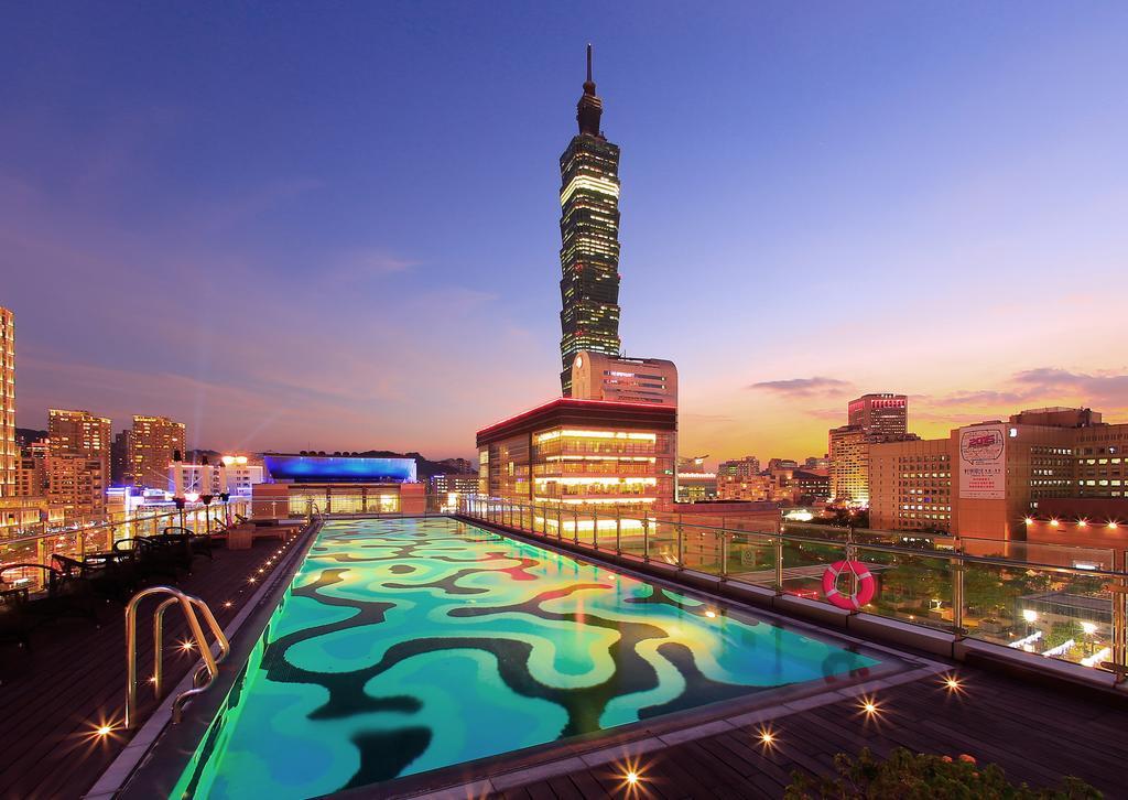 Hotel Humble House Taipei, Curio Collection By Hilton Esterno foto View of Taipei 101 from the rooftop pool