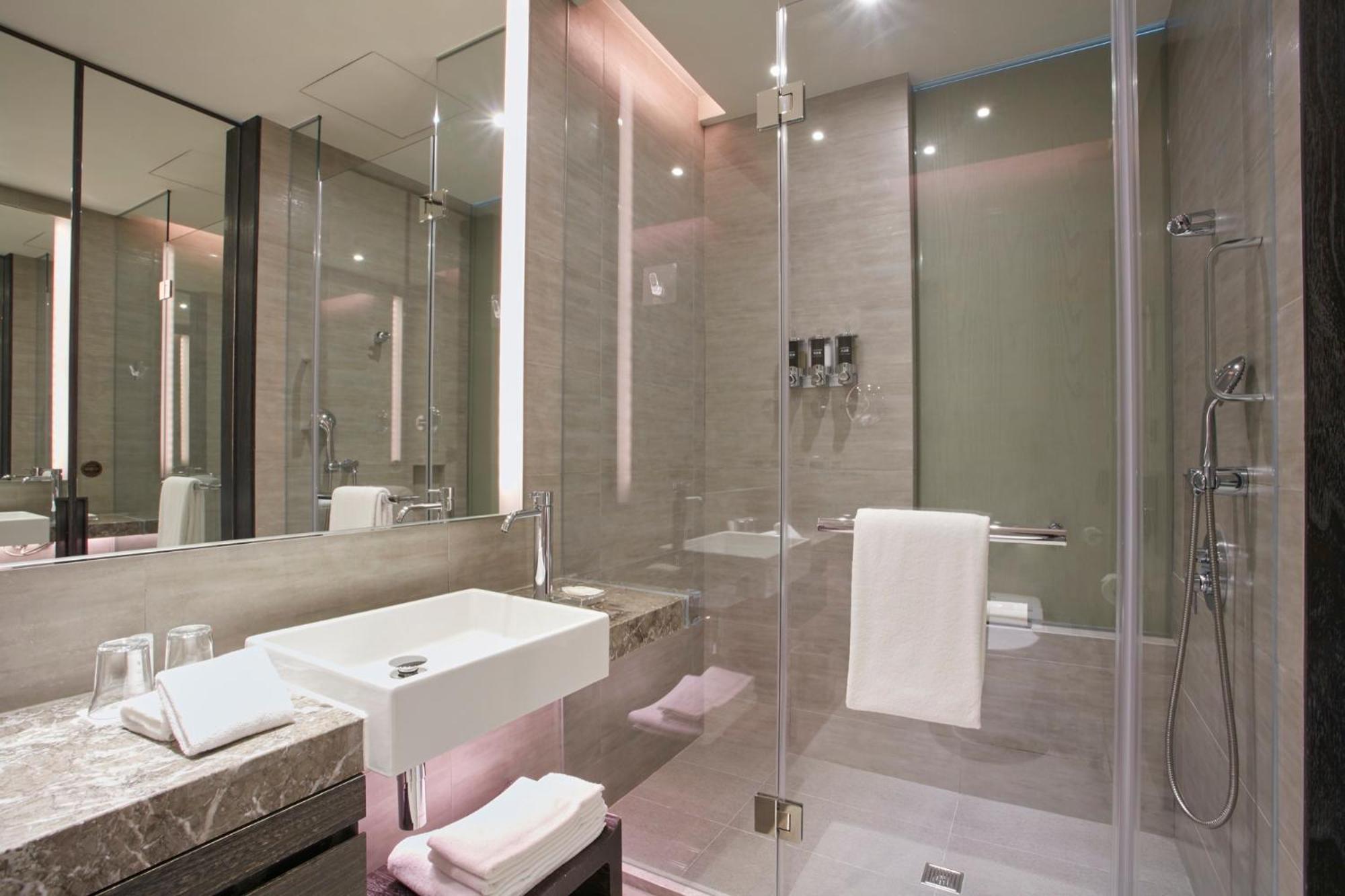 Hotel Humble House Taipei, Curio Collection By Hilton Esterno foto A bathroom in a hotel