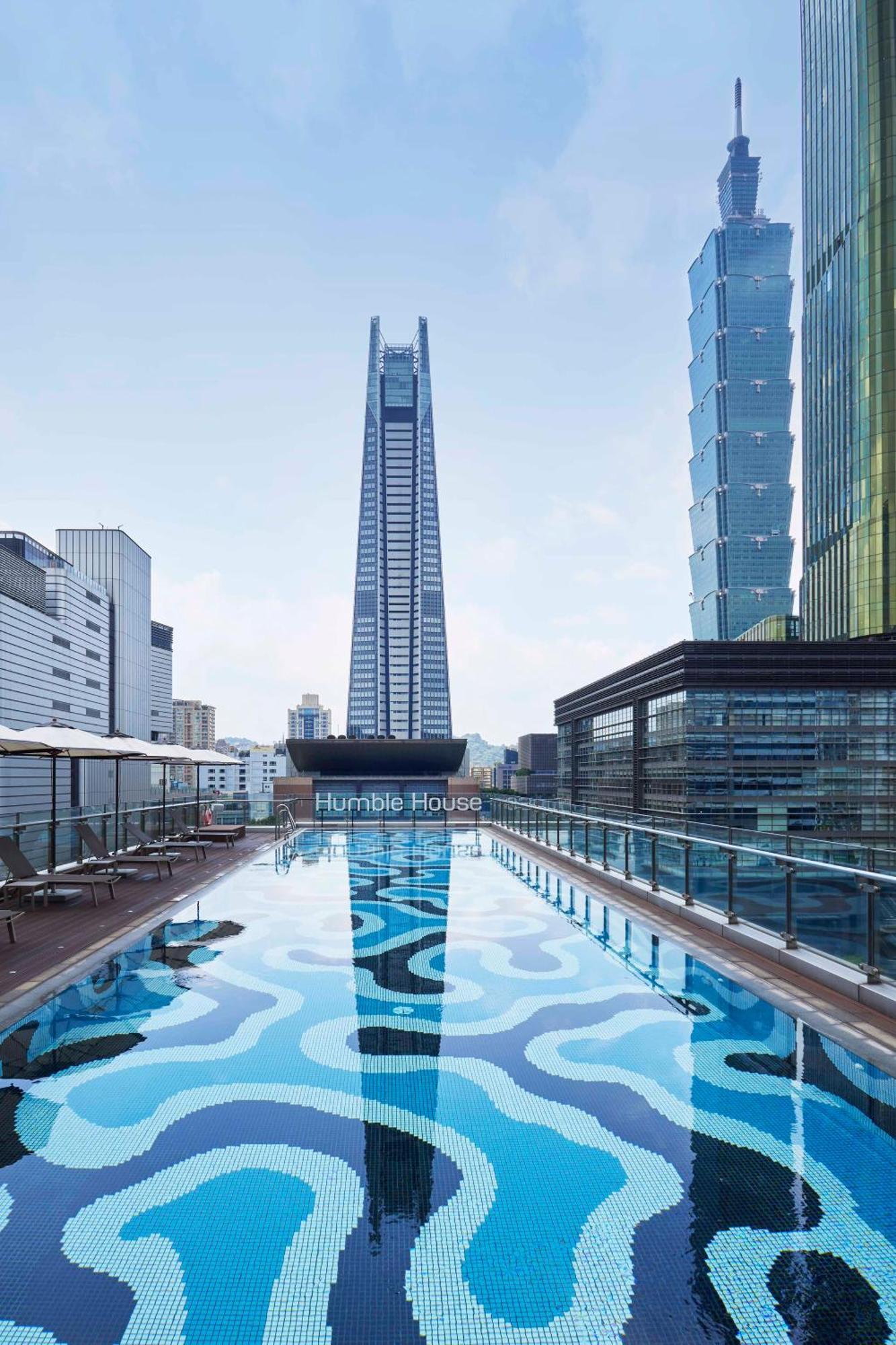 Hotel Humble House Taipei, Curio Collection By Hilton Esterno foto The swimming pool at the hotel