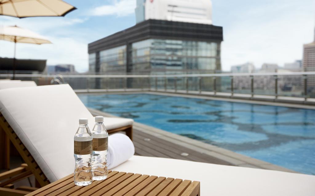 Hotel Humble House Taipei, Curio Collection By Hilton Esterno foto The swimming pool at the hotel
