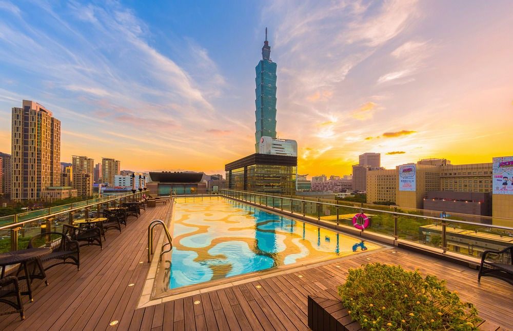 Hotel Humble House Taipei, Curio Collection By Hilton Esterno foto View of Taipei 101 from the rooftop pool