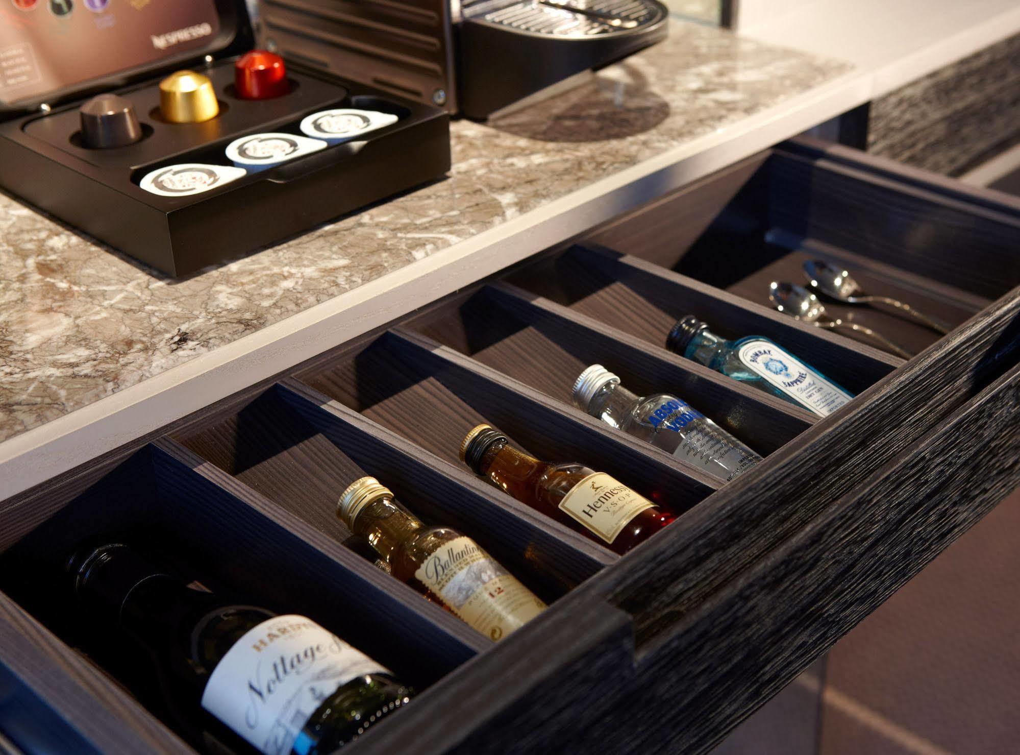 Hotel Humble House Taipei, Curio Collection By Hilton Esterno foto A drawer with dividers