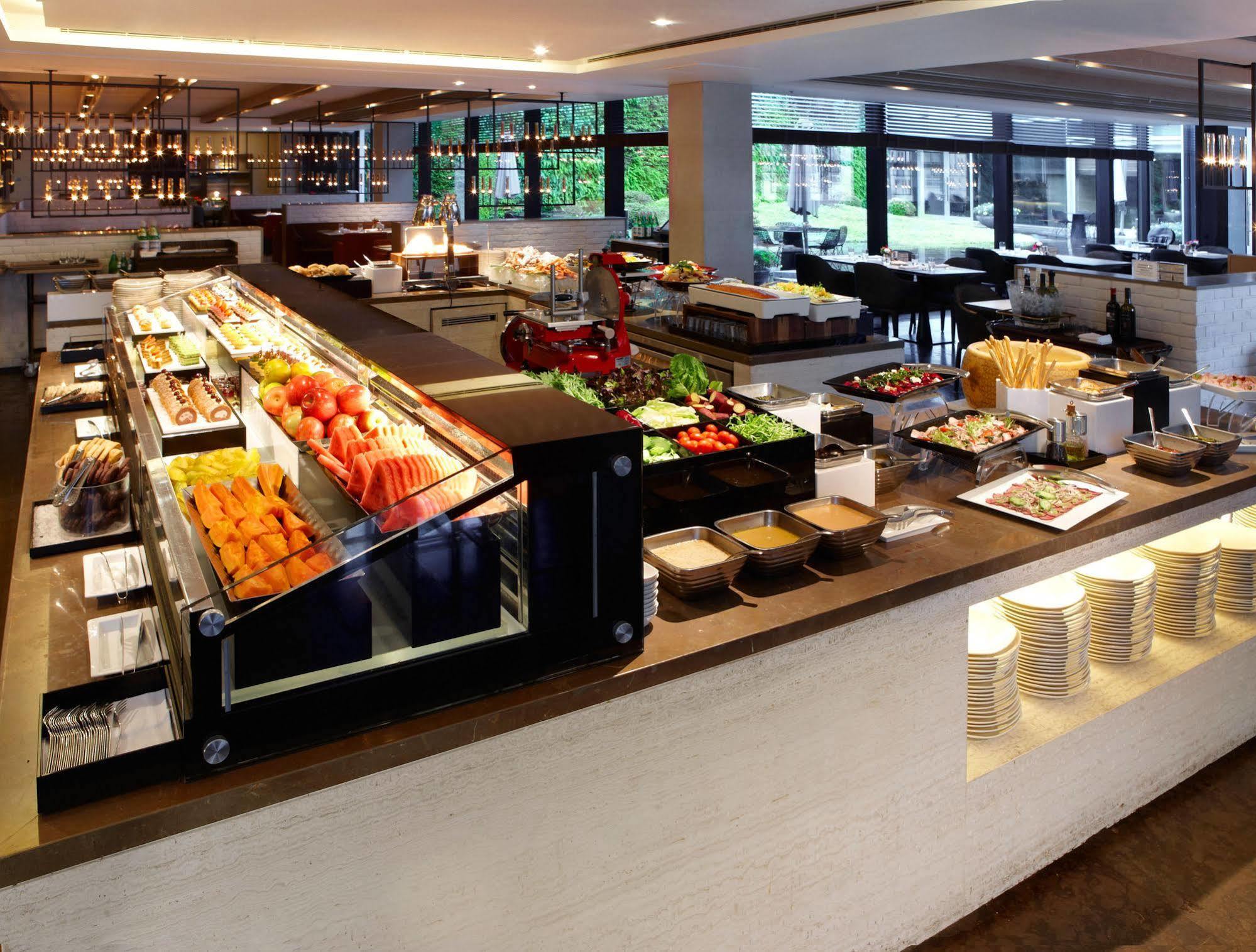 Hotel Humble House Taipei, Curio Collection By Hilton Esterno foto A buffet at a restaurant
