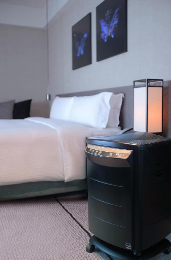 Hotel Humble House Taipei, Curio Collection By Hilton Esterno foto A portable air purifier in a hotel room